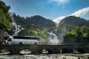 autokar przejeżdżający obok norweskich wodospadów